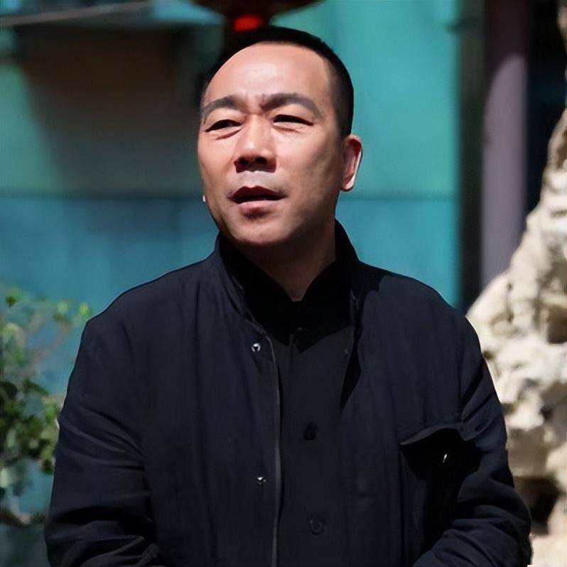 杨少华葬礼上最诡异一幕：儿子杨议前脚哭到晕厥，后脚翘腿玩核桃