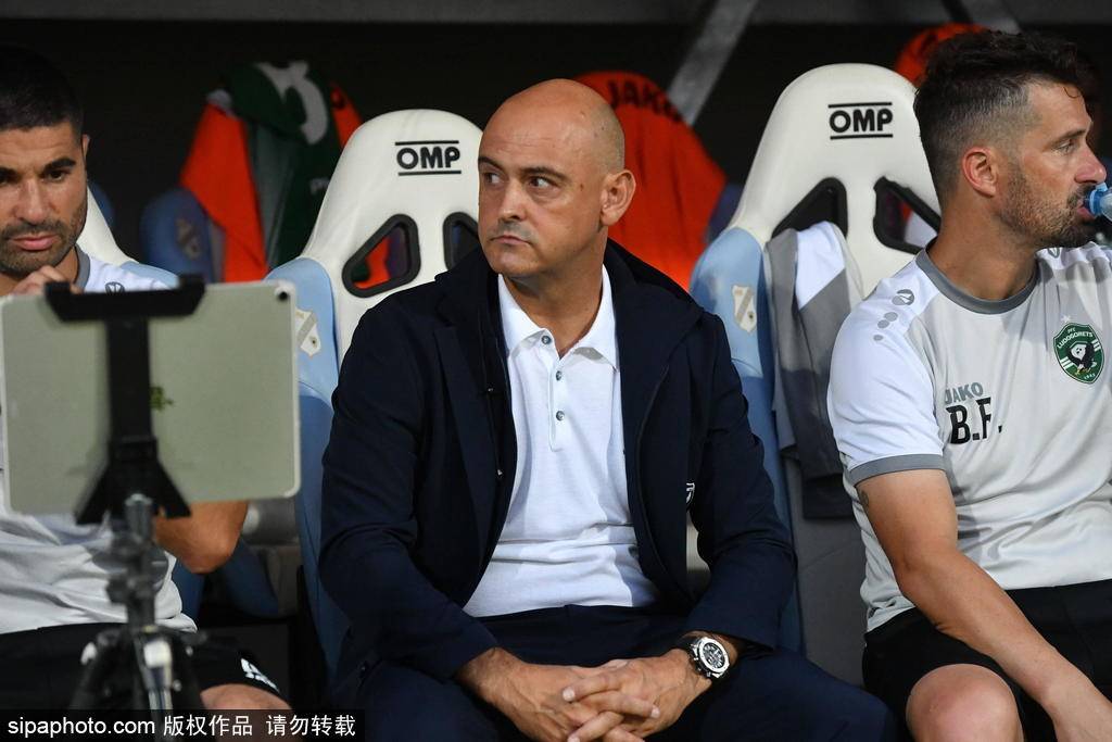 江夏赢得汉超首胜：近5万观众见证足球热潮，足球小白也能成为忠实球迷！