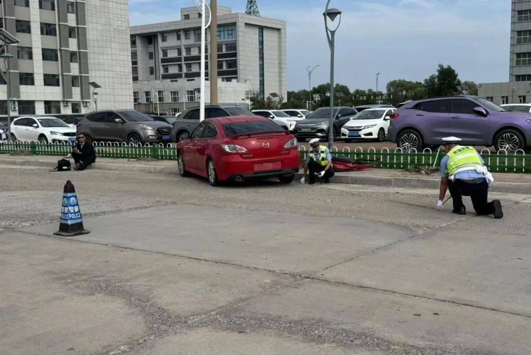 吉林省公安厅机场公安局交警支队联合多部门开展道路交通事故应急救援演练
