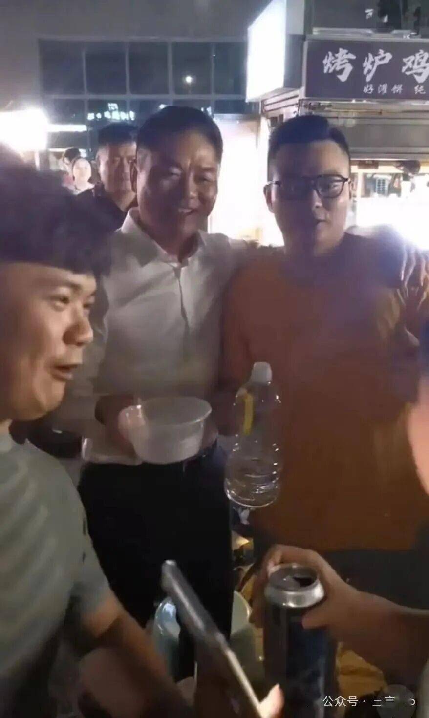 刘强东线下“把酒言欢”，阿里拍卖马云“签名工装”