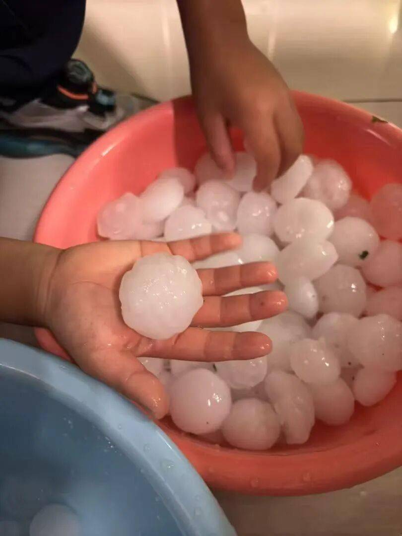 冰雹大如乒乓球，有人捡了一脸盆！昨晚北京的冰雹为何这么大？气象专家解释