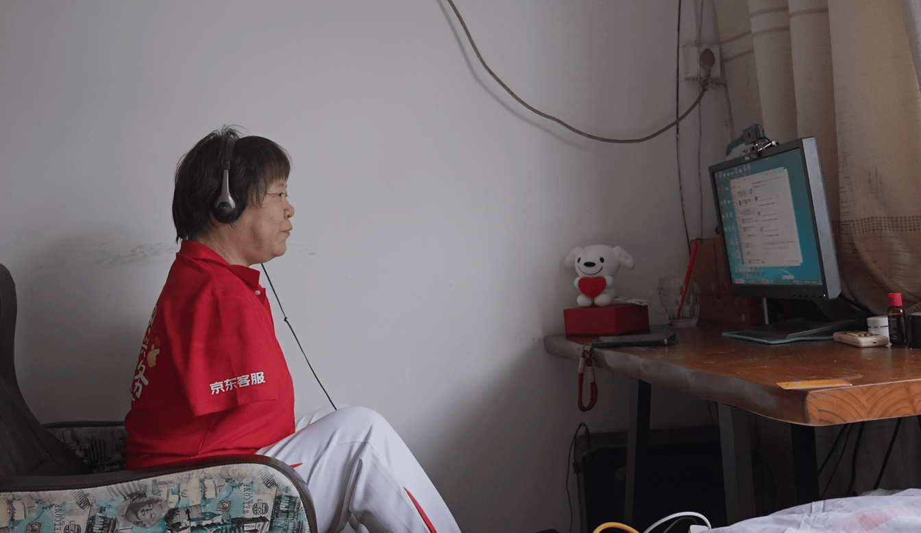湖南株洲52岁无臂大姐瞒着儿子学跆拳道，竟成为全国冠军：原来我是个特别有用的人！