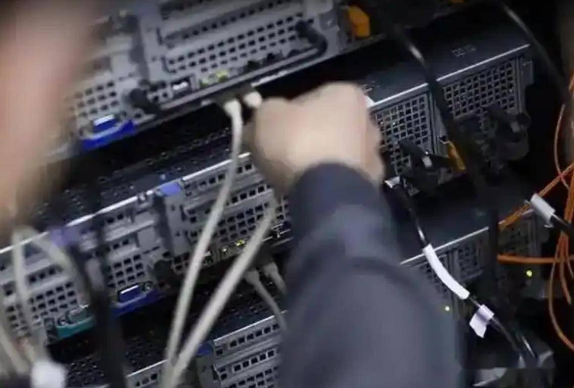 原创             美国分分钟让中国断网？全球仅13台根服务器，美国独占10台，中国却一台都没有，一旦爆发冲突，美国对服务器动手脚我国将面临怎样的危机？
