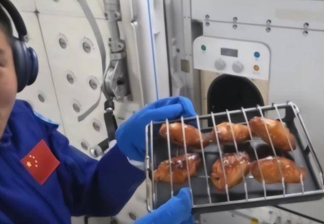 太空碎片威胁升级,神舟二十号飞船遭撞击,6名航天员能否长驻?