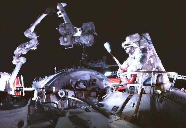 太空碎片威胁升级,神舟二十号飞船遭撞击,6名航天员能否长驻?