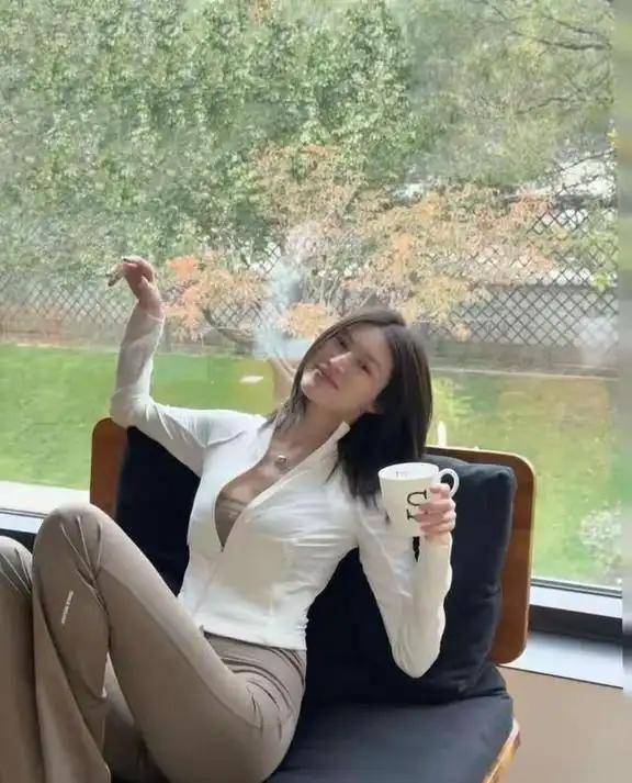 陈伟霆妈妈北京首见儿媳孙子，何穗性感造型引爆话题