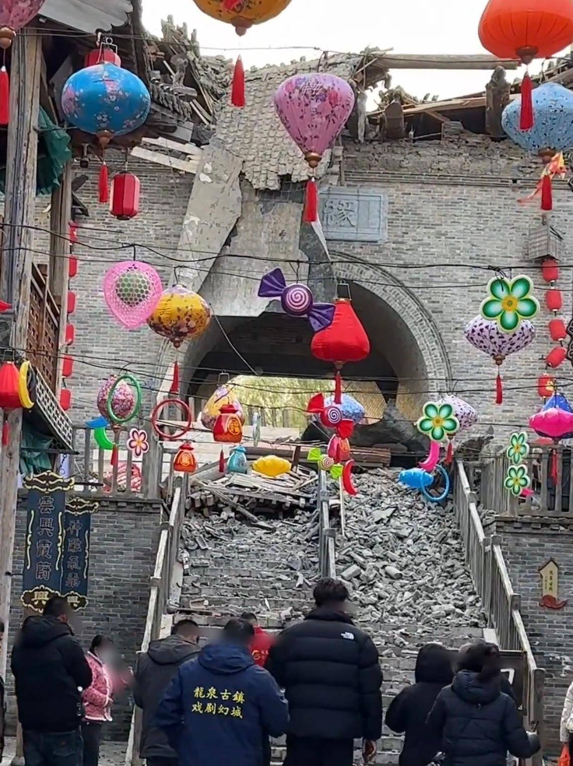 石家庄一景区大门上方楼阁垮塌,屋顶被掀、建筑构件散落地面,当地:暂未接到人员伤亡报告