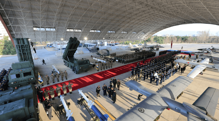 金正恩携女着“亲子装”出席朝鲜空军活动，新导弹亮相