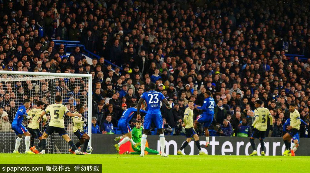 切尔西对阿森纳：十人蓝军在德比战中展现顽强斗志