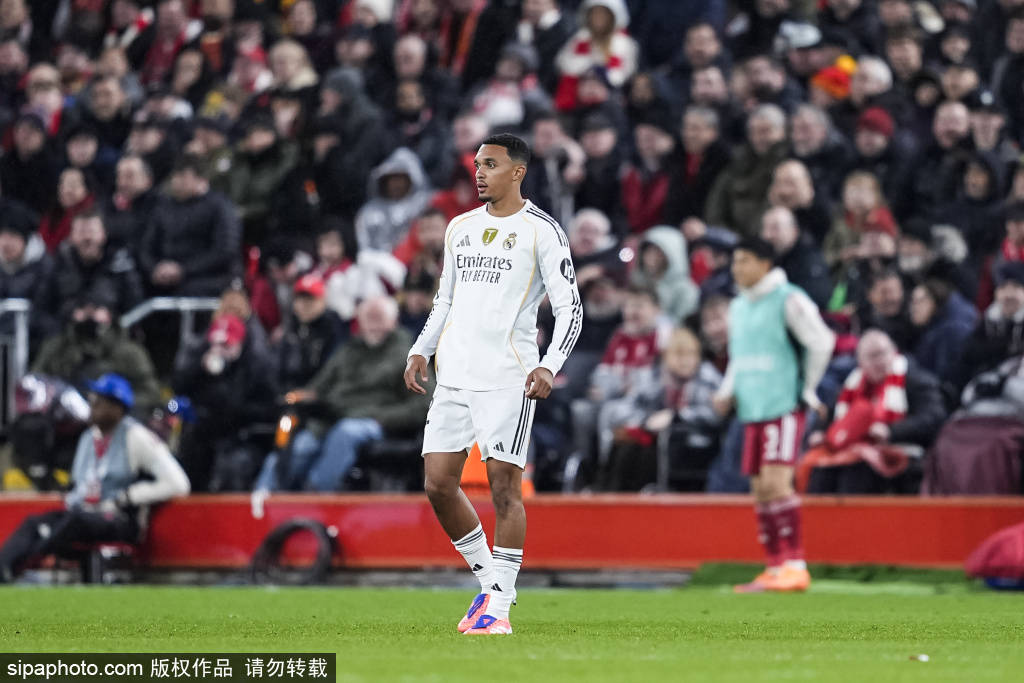 再惹争议！维尼修斯圣马梅斯球场挑衅手势引众怒 皇马主帅紧急换人平息风波