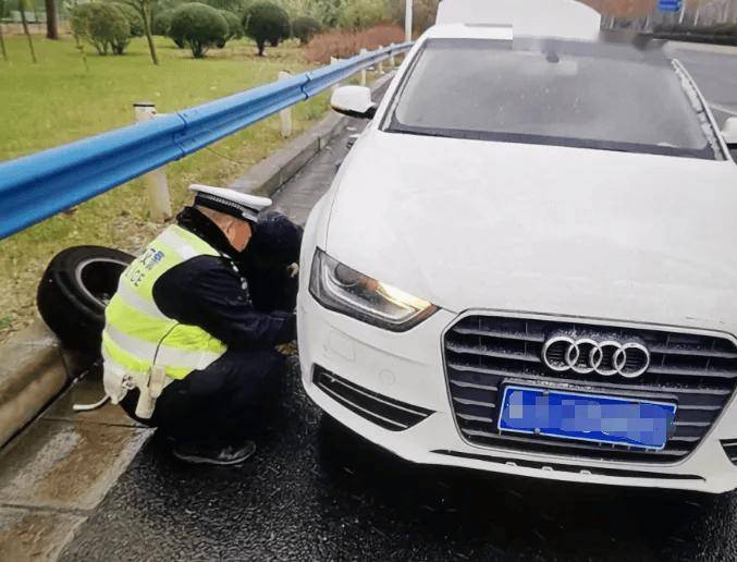 风雪中的守护 | 风雪“豫”警,温暖守护! 风雪中的守护 | 风雪“豫”警,温暖守护!
