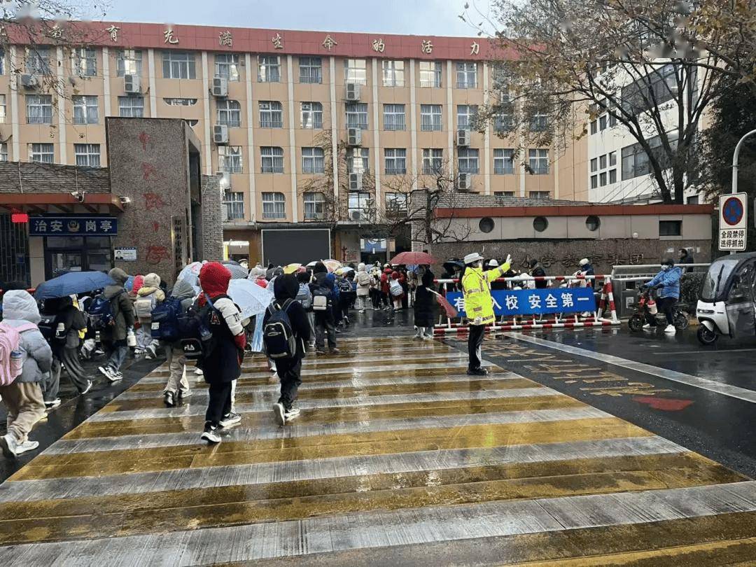 风雪中的守护 | 风雪“豫”警,温暖守护! 风雪中的守护 | 风雪“豫”警,温暖守护!