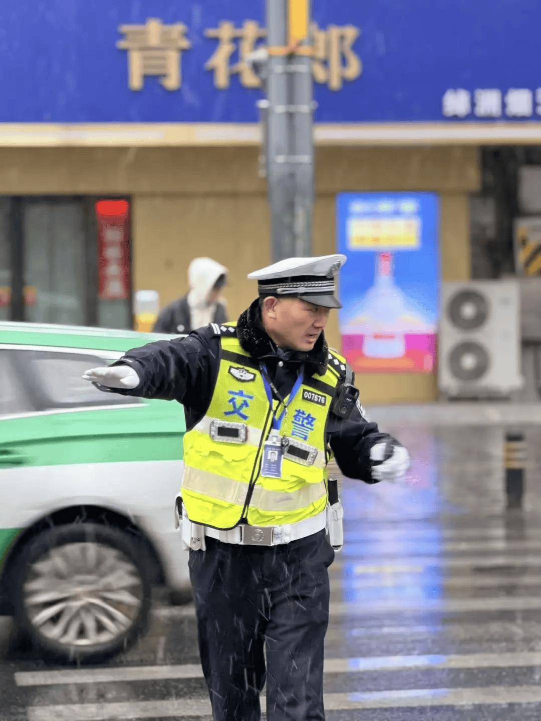 风雪中的守护 | 风雪“豫”警,温暖守护! 风雪中的守护 | 风雪“豫”警,温暖守护!