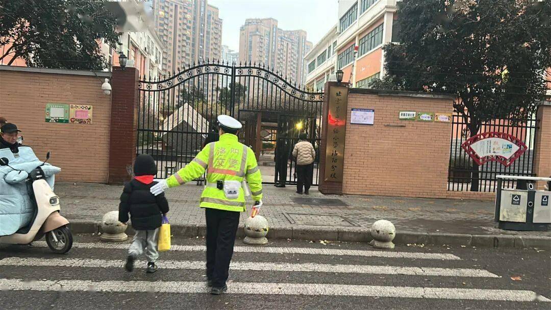 风雪中的守护 | 风雪“豫”警,温暖守护! 风雪中的守护 | 风雪“豫”警,温暖守护!