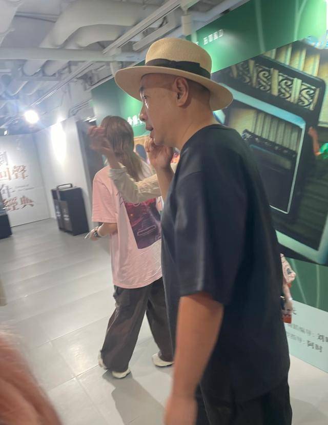 53岁陶虹与家人聚餐,17岁女儿徐小宝变漂亮了,长得像爸爸徐峥