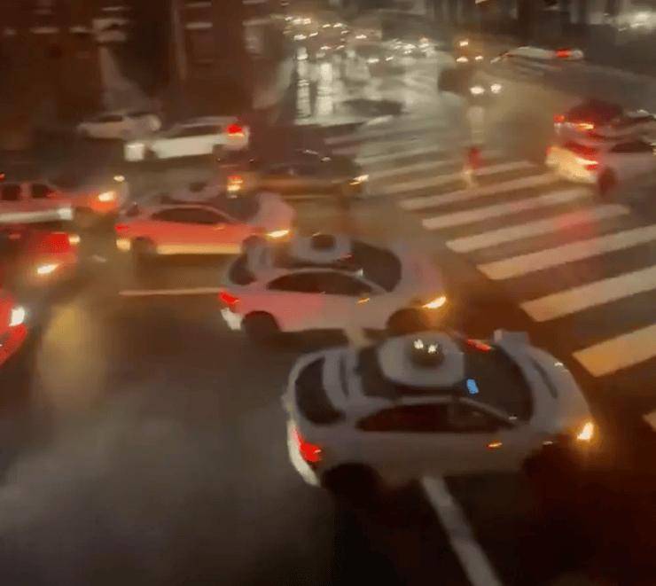 PG电子游戏 PG电子官方网站 2025最新快手直播间出现大量涉黄内容快手回应：遭到黑灰产攻击；吉利汽车宣布完成极氪私有化；Waymo无人车闯祸了！路口集体趴窝导致堵车