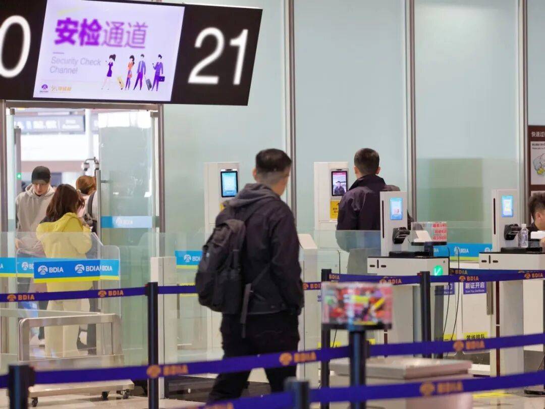 机场登机口旅客排队登机