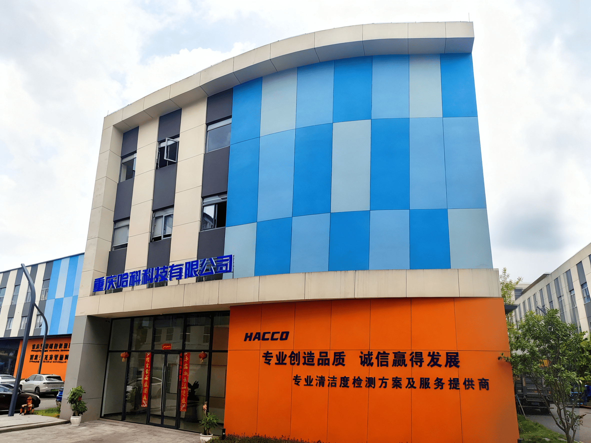随着高端制造业对产品可靠性与寿命要求的不断提升，零部件表面的微小颗粒污染已成为引发设备故障的关键隐患。在汽车制造、液压系统及精密电子等领域，传统的清洁度检测手段往往面临人工判读主观性强、效率低或全自动产线成本过高等问题。企业亟需一种既能保障数据量化精度，又能适应灵活生产节奏的中间层检测工具，以实现质量控制网络的多层次覆盖。在这一背景下，清洁度抽样设备的引入成为平衡检测质量与生产效率的重要选择。一、