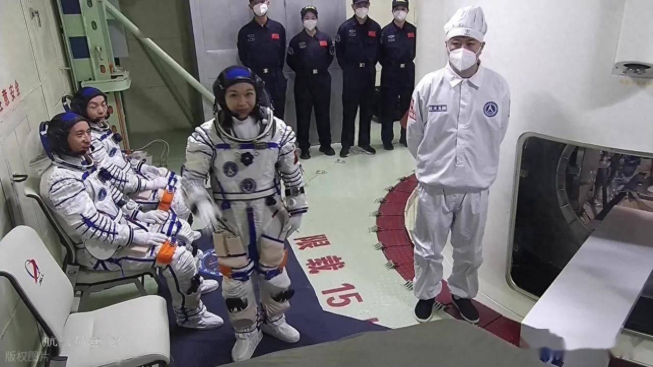 
            航天服寿命差3倍、价格差30倍：中美太空竞争，拼的是产业链厚度
