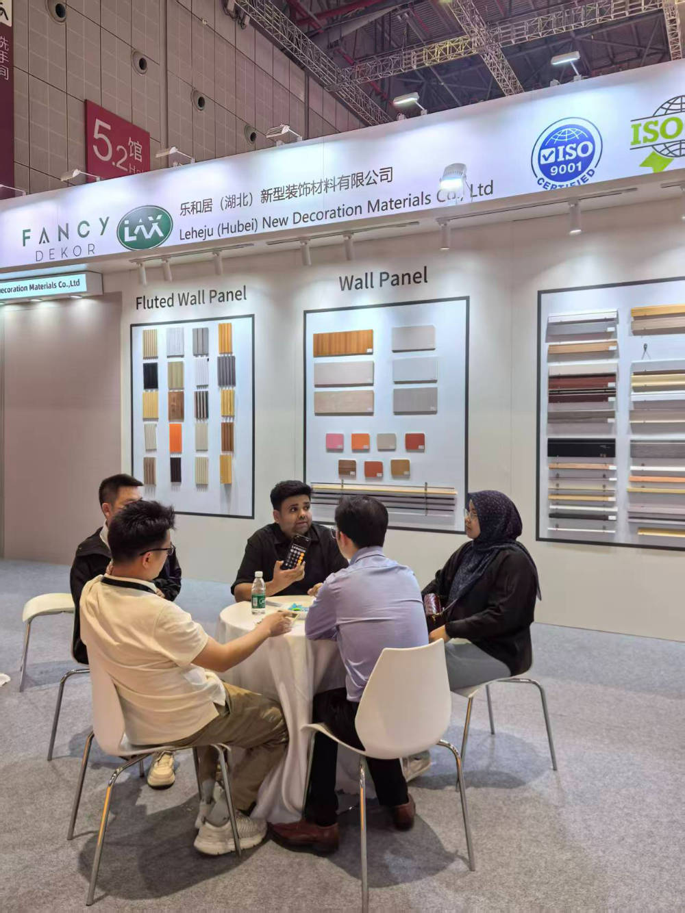 上海建材展会乐和居展位外商洽谈实拍.jpg
