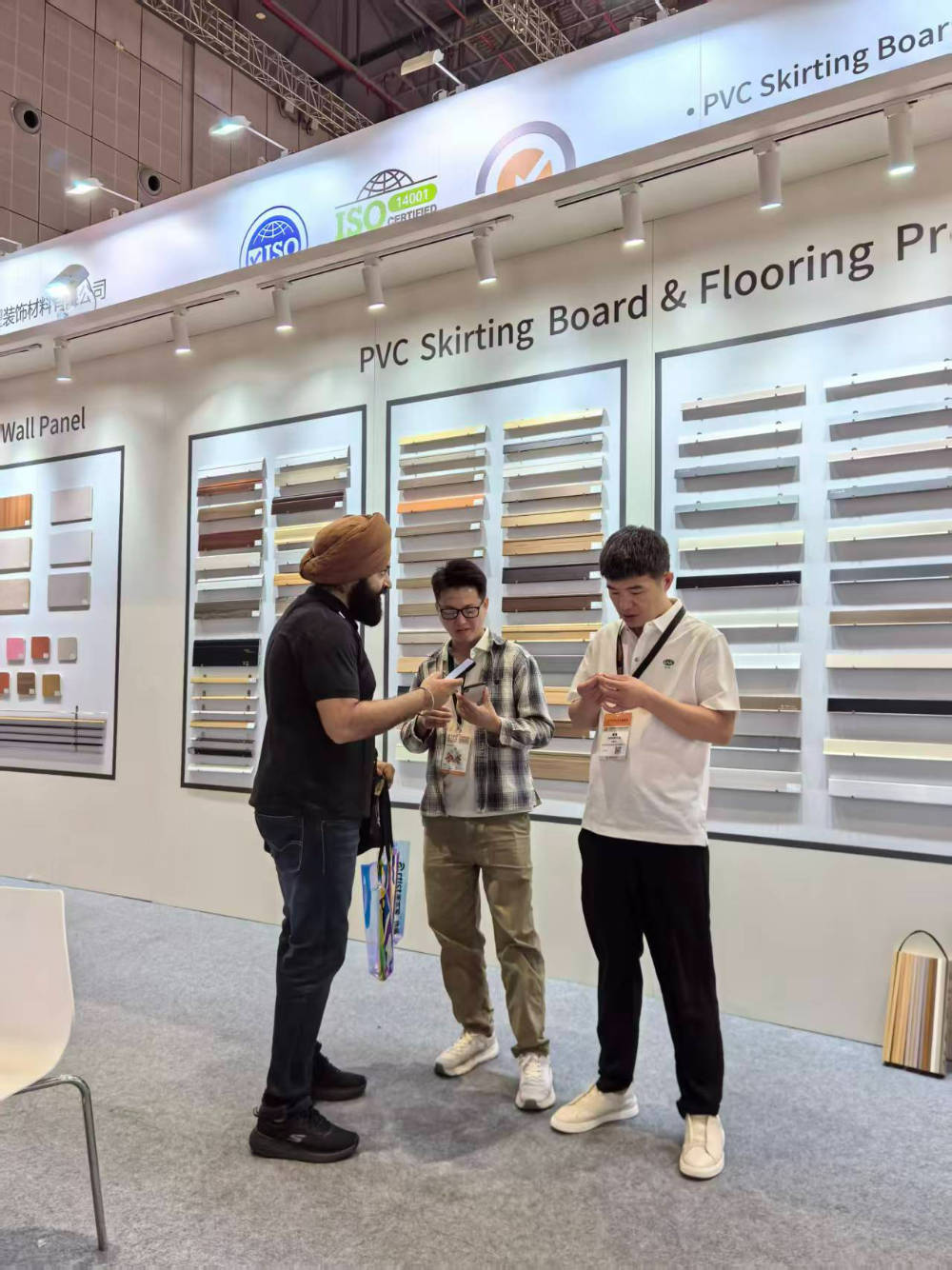 上海建材展会乐和居和印度客户洽谈实拍.jpg