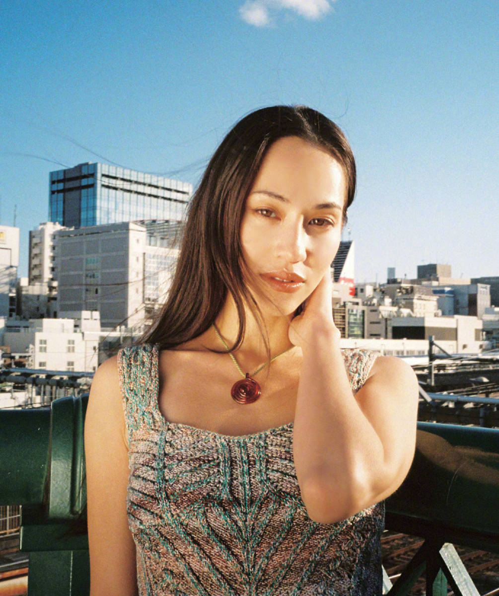 水原希子京都街头拍大片 穿着紧身吊带大秀小蛮腰
