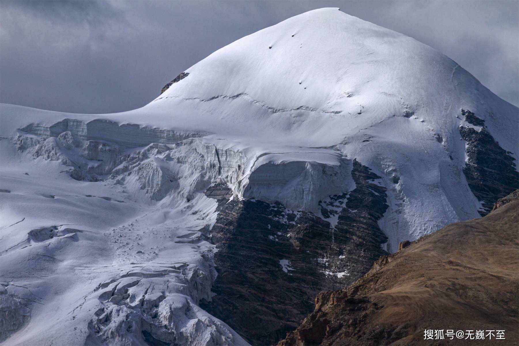 (那曲-拉萨高速)西侧的当雄草原上,公路边有念青唐古拉山主峰群观景台