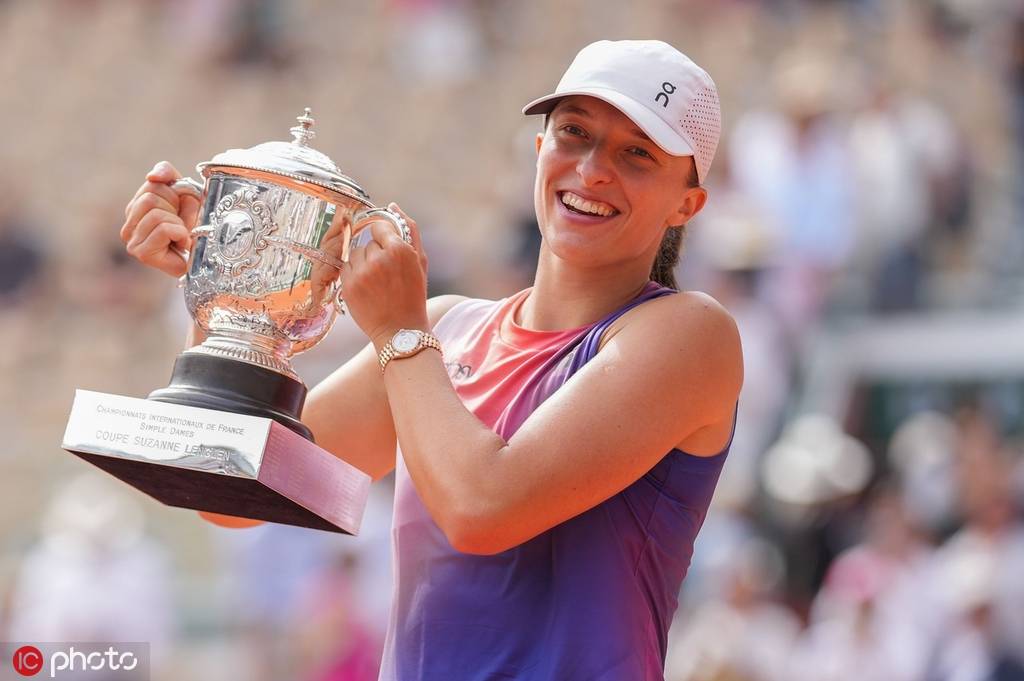 组图斯维亚泰克20夺法网女单冠军激动亲吻奖杯