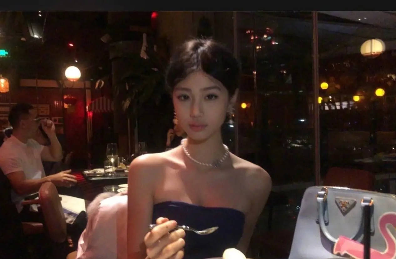 钟丽缇女儿考拉晒14岁庆生照穿抹胸礼裙性感俏皮