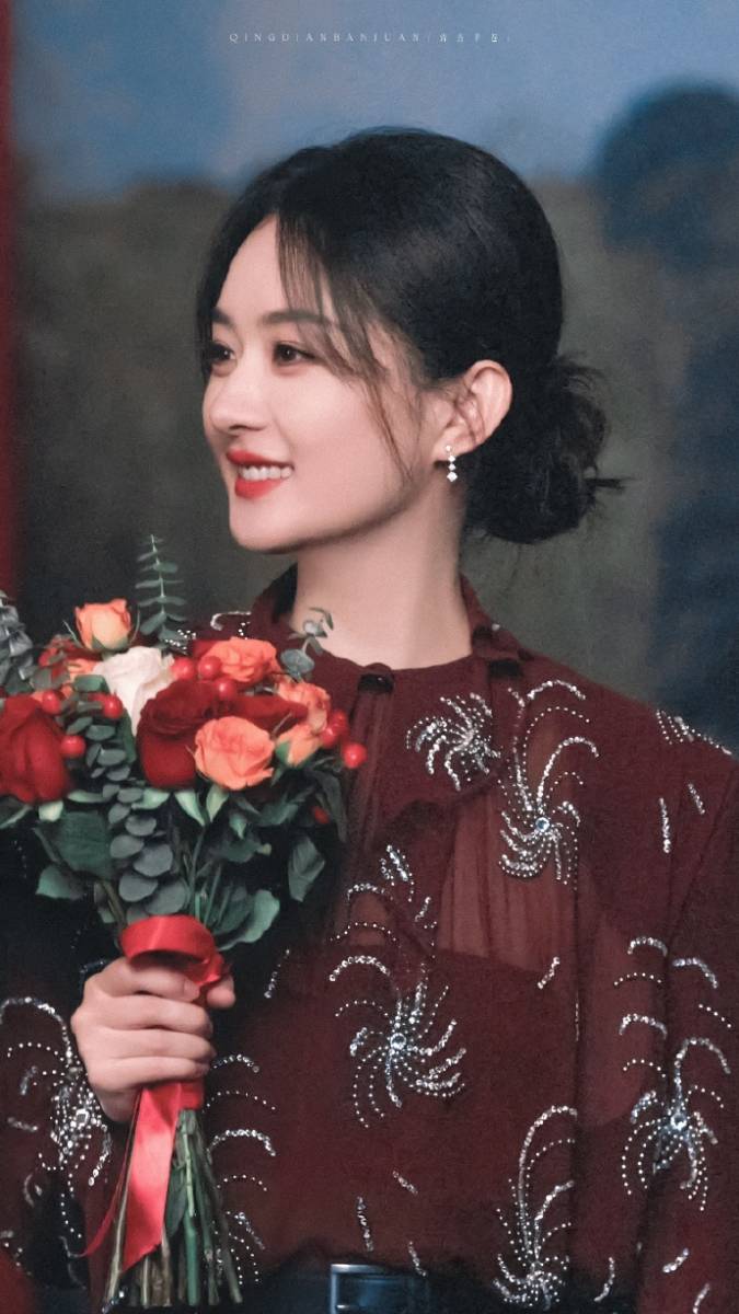 赵丽颖穿酒红连衣裙手捧鲜花大气温婉笑颜如花