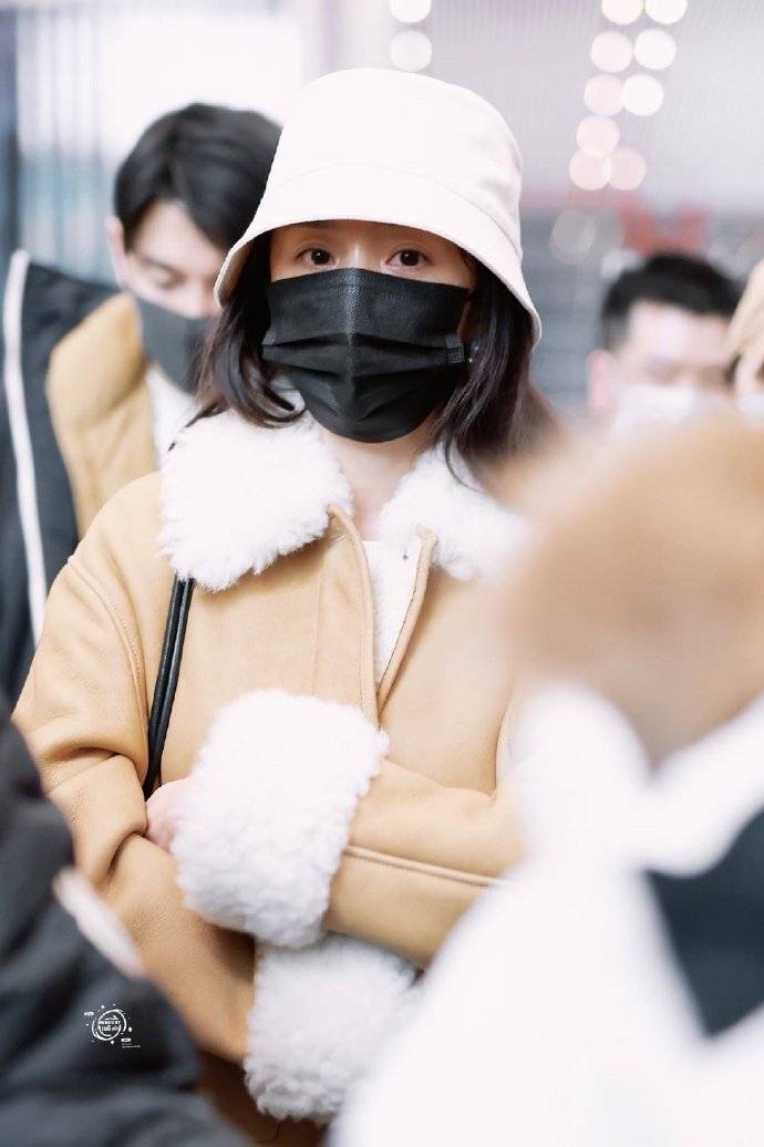 杨幂穿咖色皮夹克搭浅色牛仔裤戴渔夫帽温柔可爱