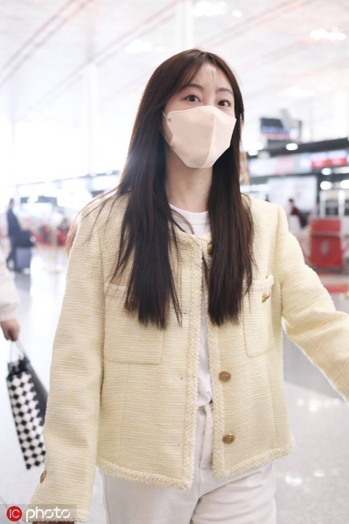 祝绪丹现身北京机场鹅黄色外套白色内搭温柔可爱