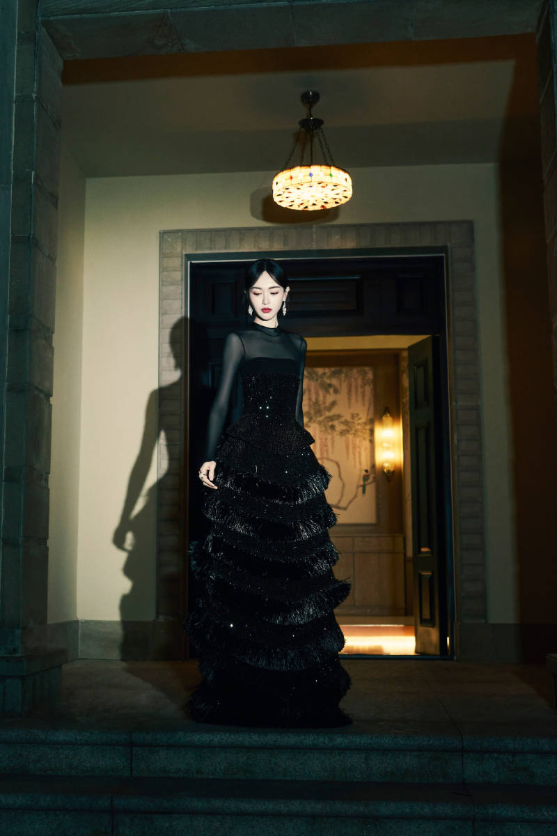 唐嫣身着黑色流苏蛋糕裙熠熠生辉皮肤白到发光