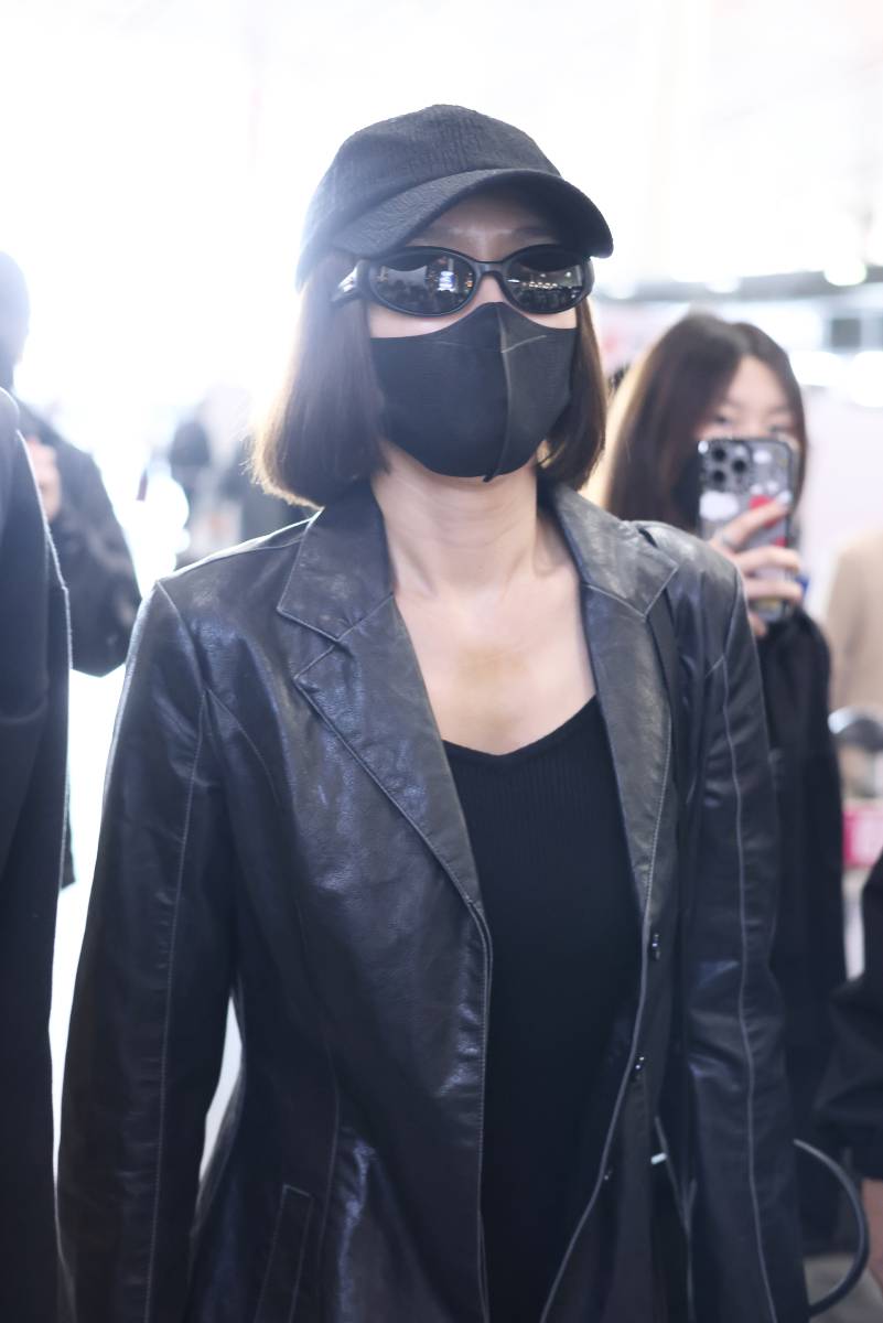 秦岚长款黑色皮衣配v领衫身材完美帅气又斯文