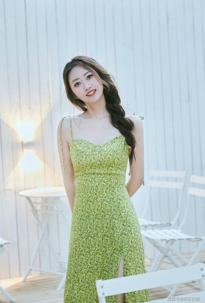 刘芊螢一袭绿色印花吊带连衣裙写真甜美气质优雅