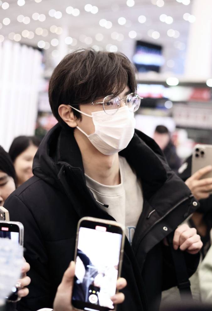 林一戴金属框架眼镜斯文又深沉阳光般微笑超迷人