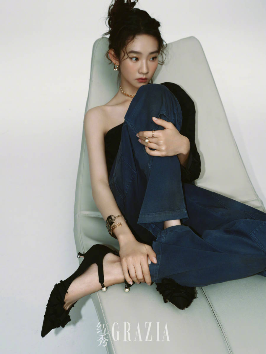 张艺凡穿芭蕾舞鞋优雅灵动一头卷发似黑天鹅