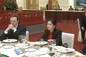很多人好奇坐在马斯克和库克中间的女人是谁-图片