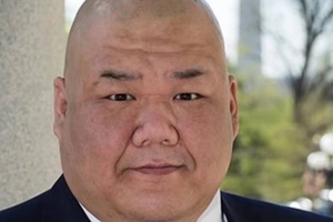 特朗普访华随行团中，有两位知名华裔。一位是AI芯片大佬黄仁勋，另一位则是体态肥硕、...-图片