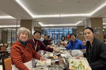 网曝泰康之家甬园护理公寓饭里有鸡粪 养老院家属想全额退款