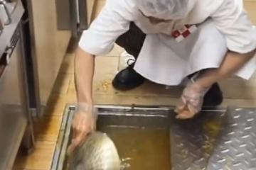 西贝员工用漏勺疏通厨房下水道引质疑：锅里有个