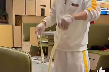 海底捞店员表演甩面时面条多次着地 男子吃完回