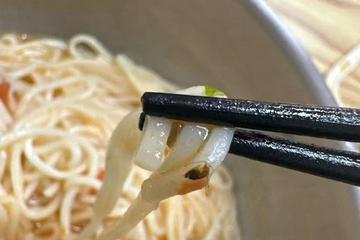 青岛西贝凯德店儿童餐疑现蟑螂：消费者索赔遭拒