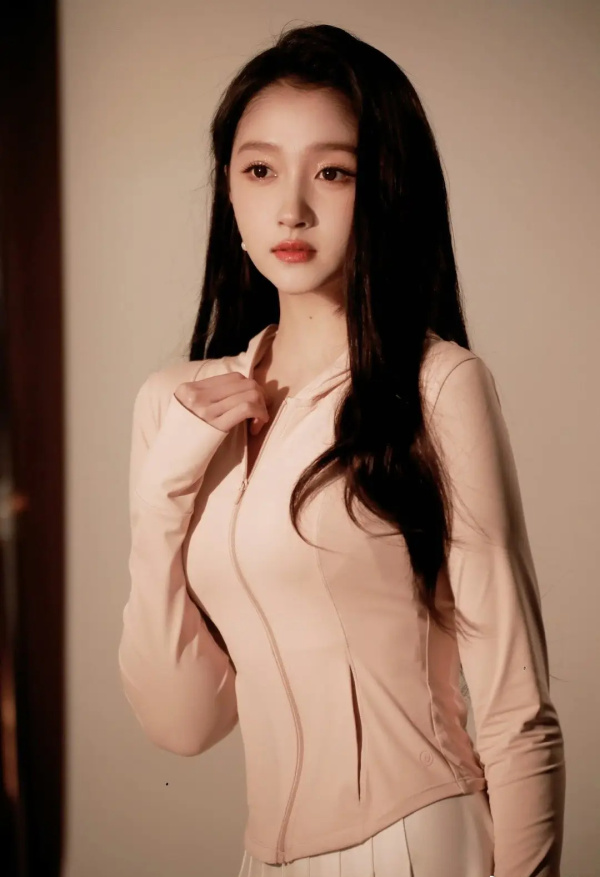 甜美少女身穿粉色吊带扎个小丸子头甜美可爱