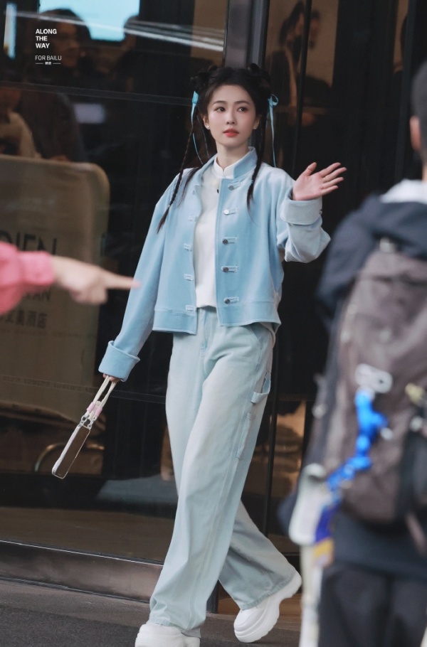 田曦薇在电影院短发气质好