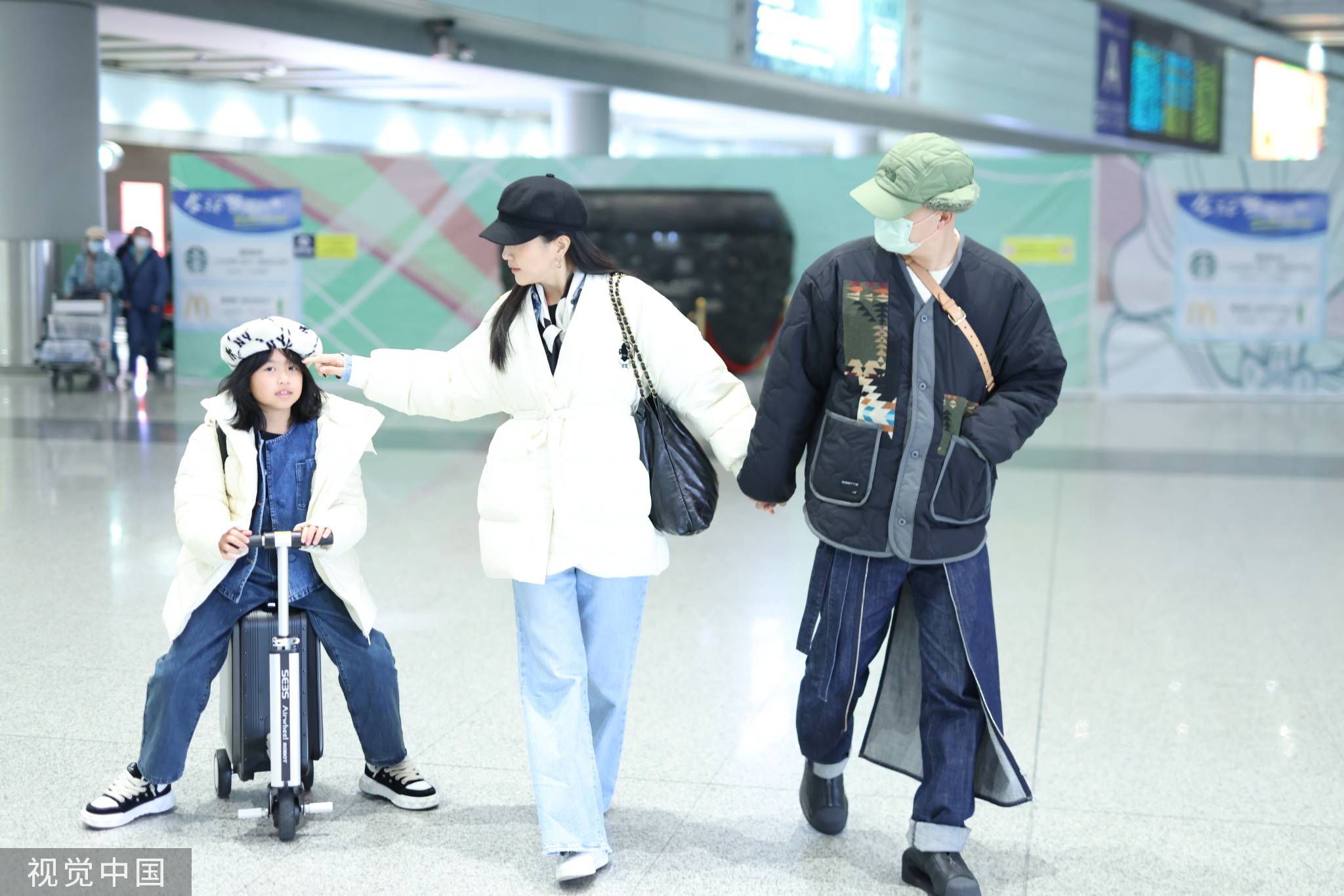 包贝尔夫妇带女儿现身首都机场 一家三口温馨幸福_包文婧_包可艾_行李箱
