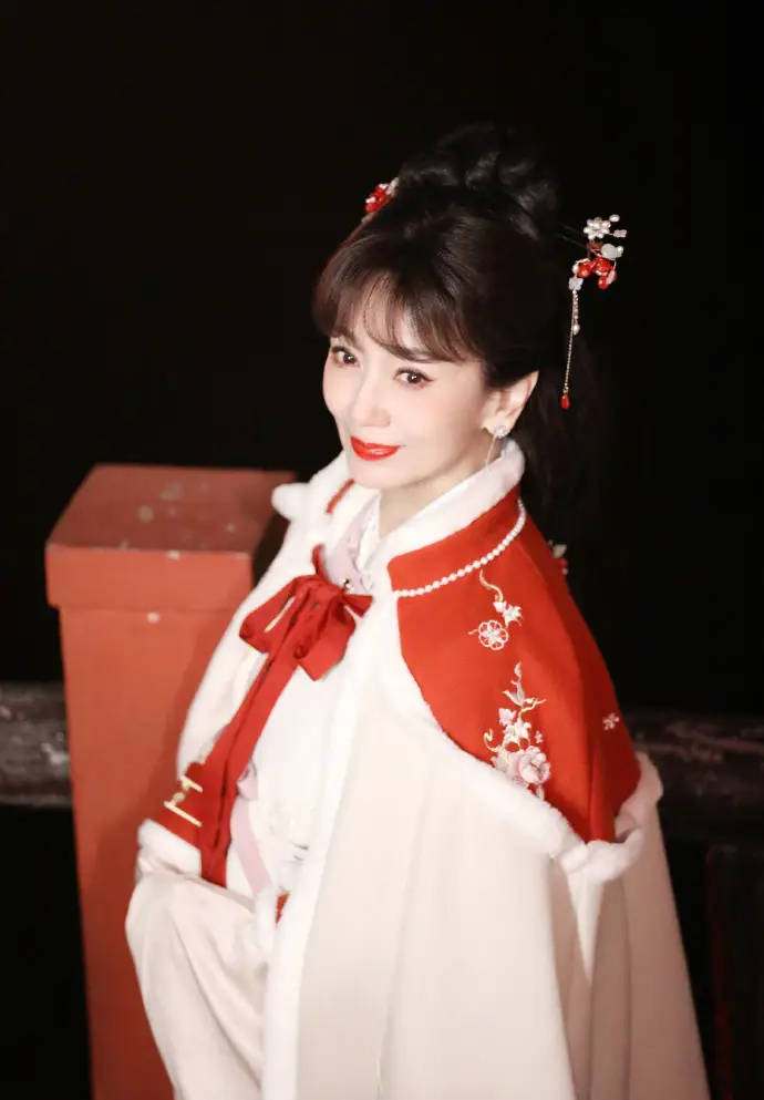 赵雅芝新年古装造型释出一袭红袍气质古典温柔