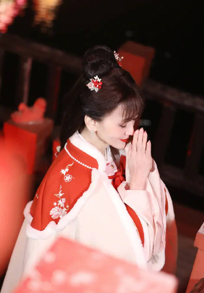 赵雅芝新年古装造型释出一袭红袍气质古典温柔