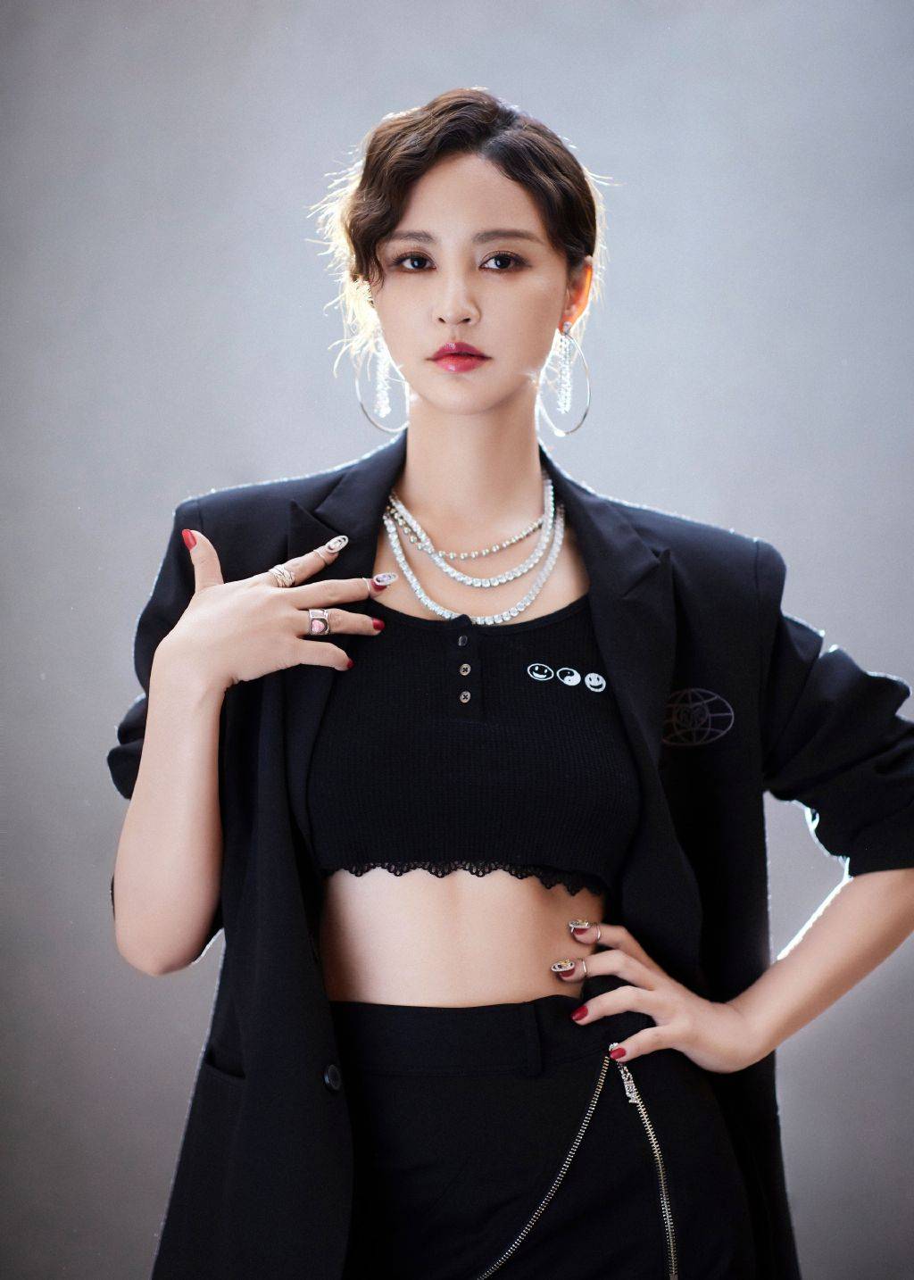 在接下来的日子里,尽管张歆艺参演了许多影视作品,逐渐积累了一些名气