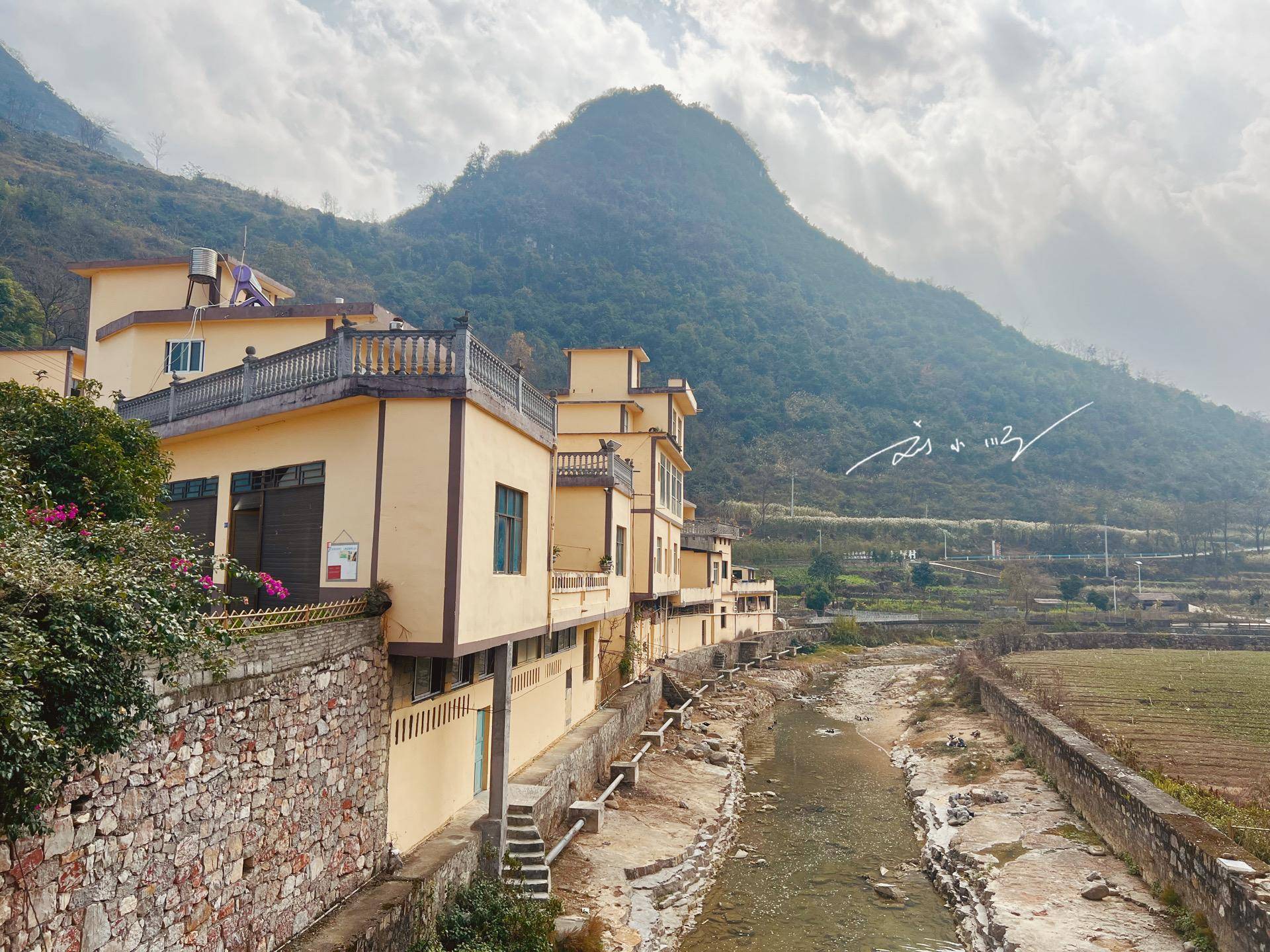 贵州省黔西南州有个漂亮的"涂鸦村",就在册亨县,游客还不多?